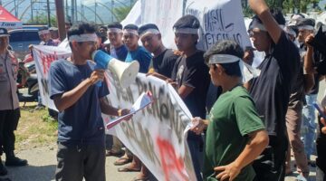 Masyarakat Dan Pemuda Desa Penggalangan Demo di Depan Bale Musara, Tuntut PSU Pemilu 2024
